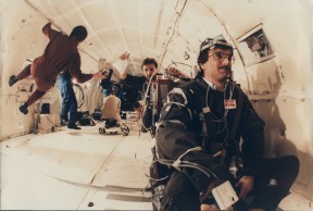 Foto: Personen schweben in einem Parabel-Flugzeug. Schwerelosigkeit ist wie Perspektivwechsel - ein typisches Coach Tool.