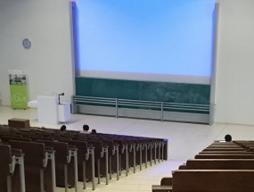 Forschungslandschaft Universität für Wissenschaftler. Foto: ein Hörsaal in der Universität. Junge Wissenschaftler warten auf die nächste Physik Vorlesung.