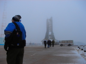 Das Foto zeigt einen Raketenstartplatz in Kasachstan.  Deutsch-Russisches Raumfahrtprojekt. Thema: Maschinenbau. Karrieremöglichkeit für Ingenieure.