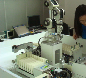 Roboterarm-Experiment in einem biologischen Labor.