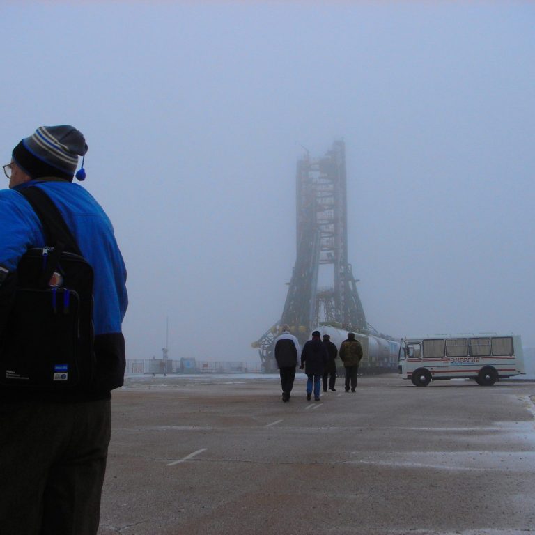 LRT Ingenieur am Raketen-Startplatz in Baikonur.