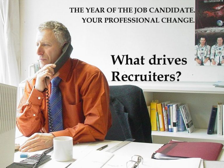 Mann beugt sich zu einem Lautsprecher an einer Wand, um zu lauschen.