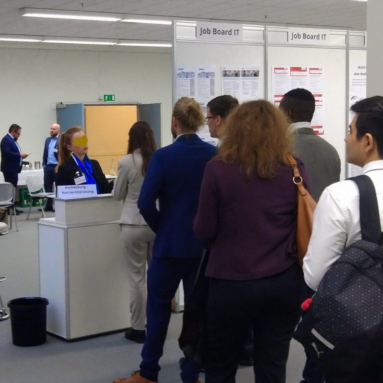Andrang bei einer Jobmesse für Ingenieure.