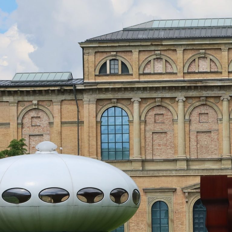 Alte und neue Architektur. Raumschiff vor einem Museum.